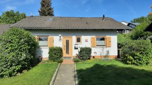 Eingang mit offenem Vorgarten