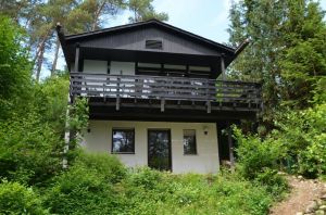 Ferienhaus Eifelröschen Das Ferienhaus Eifelröschen mit Blick auf die große Veranda und überdachte Sonnenterrasse