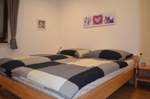 Schlafzimmer1 mit Doppelbett 180 x 200 cm (im Souterrain)