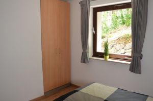 Schlafzimmer1 mit Einbauschrank und ausreichen Platz für Kinderbett