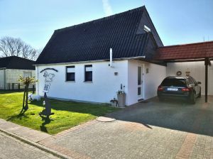 Carport vorm Haus Das Carport befindet sich direkt am Haus. Zwei PKWs finden auf unseren Stellplätzen vorm Haus Platz. Weitere Fahrzeuge können auf dem ca. 50 m entfernten Parkplatz abgestellt werden.