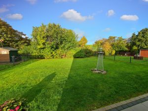 Eingezäunter Garten am Deich Der große und komplett eingezäunte Garten bietet viel Platz. Eine herrliche Terrasse lädt zum Frühstück am Deich oder zum Grillabend mit Seeluft ein.