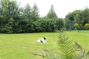 Großer Garten am Deich Der große Garten ist vollständig eingezäunt und befindet sich direkt am Deich. Er lädt zum spielen, Sonnenbad oder Grillabend ein.