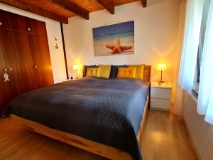 Romantisches Schlafzimmer mit Wasserbett Dieses Schlafzimmer ist mit einem Flachbild TV (mit DVD-Player) und einem extra großen Wasserbett sehr luxuriös ausgestattet. Es lässt sich, wie alle Zimmer im Haus mit Jalousien völlig verdunkeln.