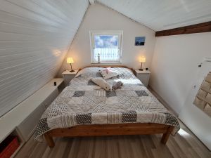Zweites kuscheliges Schlafzimmer Auch dieses Schlafzimmer ist mit einem Doppelbett und einem Flachbild-TV ausgestattet.