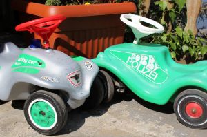 Die beiden Bobby Cars warten auf eifrige Fahrer.