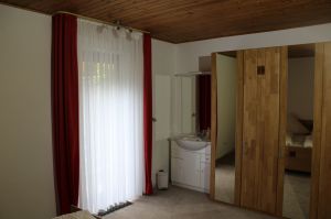 mit eigenem Waschplatz und eingebautem Safe