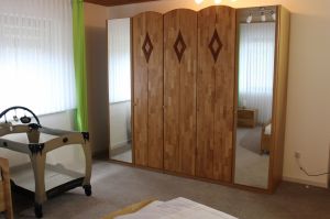 mit großem Schrank und Baby-Bett