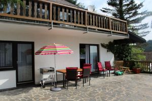 mit Gartenbestuhlung und Grill