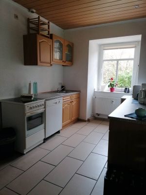 Die Küche enthält eine Spülmaschine, einen Herd mit vier Platten und Backofen sowie eine Mikrowelle.
Desweiteren sind ein Wasserkocher und eine Kaffeemaschine vorhanden.