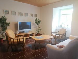 Die große Wohnstube bietet Platz es sich gemütlich zu machen.