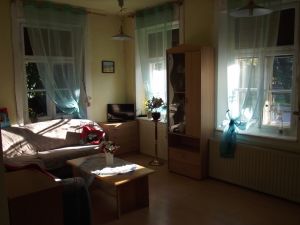 gemütliches helles Wohnzimmer mit Fernseher und genügend Stauraum