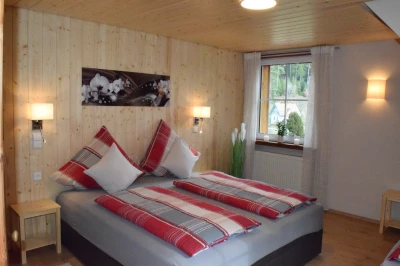 Ferienwohnung in Enzklösterle: exklusive FeWo mit Kaminofen, zwei Schlafzimmer, Garten