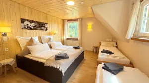 Das frisch renovierte Schlafzimmer ist mit einem neuen Boxspringbett 180x200, zwei Einzelbetten ausgestattet.