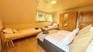 Das frisch renovierte Schlafzimmer ist mit einem neuen Boxspringbett 180x200, und zwei Einzelbetten ausgestattet.