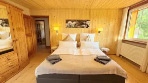 Das frisch renovierte Schlafzimmer ist mit einem neuen Boxspringbett 180x200, und zwei Einzelbetten ausgestattet.