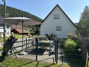 eingezäunte Sitzecken im Gästegarten es befinden sich einige gemütliche Plätzchen im Gästegarten.
Es stehen für
Grills, Sonnenschirme
kleiner Spielplatz und für Hunde
Agility/Degility Treibbälle zur Verfügung