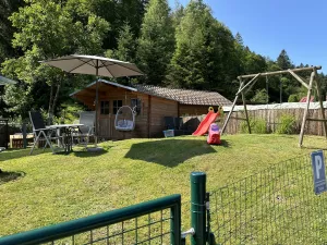 eingezäunte Sitzecken im Gästegarten es befinden sich einige gemütliche Plätzchen im Gästegarten.
Es stehen für
Grills, Sonnenschirme
kleiner Spielplatz und für Hunde
Agility/Degility Treibbälle zur Verfügung