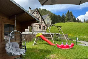 eingezäunte Sitzecken im Gästegarten es befinden sich einige gemütliche Plätzchen im Gästegarten.
Es stehen für
Grills, Sonnenschirme
kleiner Spielplatz und für Hunde
Agility/Degility Treibbälle zur Verfügung