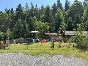 eingezäunter Gästegarten mit Parkplätze es sind zwei eingezäunte Sitzecken und einem größeren Garten mit Spielplatz ein Meter hoch umzäunt