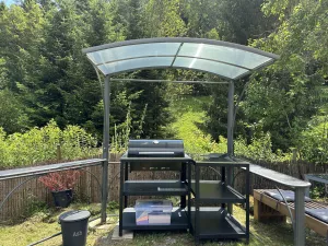 Gästegarten mit BBQ Spielplatz es befinden sich einige gemütliche Plätzchen im Gästegarten.
Es stehen für
Grills, Sonnenschirme
kleiner Spielplatz und für Hunde
Agility/Degility Treibbälle zur Verfügung