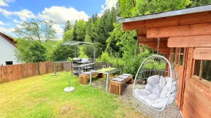 es befinden sich einige gemütliche Plätzchen im Gästegarten