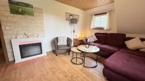 Das gemütliche Wohnzimmer ist mit einem großem hochwertigen Ecksofa, großen Smart-TV, Schreibtisch, Leselampe und einem Hundebett ausgestattet.