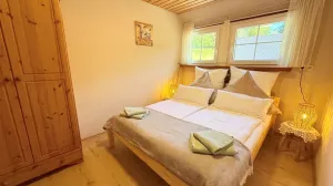 Das frisch renovierte kleine Schlafzimmer ist mit einem Doppelbett ausgestattet