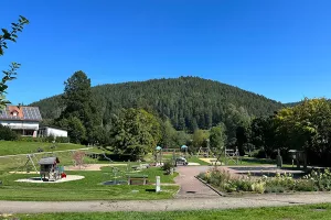 schön angelegter Kurpark mit Spielplatz und Kneippbecken