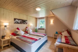 OG 3 Bett Schlafzimmer Das frisch renovierte Schlafzimmer ist mit einem neuen Boxspringbett 180x200, einem Einzelbett ausgestattet. Ein Babybett kann dazu gestellt werden