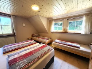 OG 3 Bett Schlafzimmer Das frisch renovierte Schlafzimmer ist mit einem neuen Boxspringbett 180x200, und zwei Einzelbetten ausgestattet.