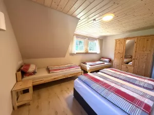 OG 3 Bett Schlafzimmer Das frisch renovierte Schlafzimmer ist mit einem neuen Boxspringbett 180x200, und zwei Einzelbetten ausgestattet.