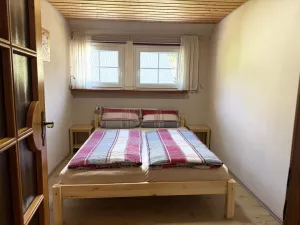 OG kleines Schlafzimmer Das frisch renovierte kleine Schlafzimmer ist mit einem Doppelbett ausgestattet