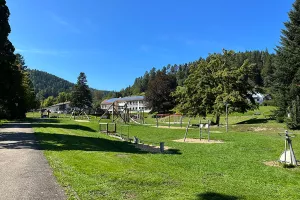 schön angelegter Kurpark mit Spielplatz und Kneippbecken