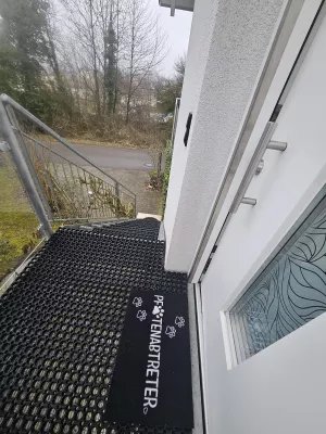 Mit Gummimatten belegt