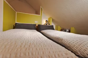 Schlafzimmer im oberen Stock
Bett ohne Fußteil