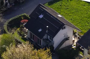 Das Haus mit ihrer Wohnung von oben