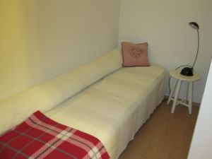 Extrabett Ein zusätzliches Bett ist in der Niesche hinter der Schrankwand im Schlafzimmer aufgestellt, für Kinder oder Lautschläfer
