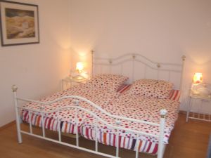 Schlafzimmer Das Schlafzimmer ist geräumig und es ist viel Schrankplatz zu Ihrer Verfügung. Hinter dem Schrank ist ein Einzelbett für ein Kind bzw. einen Lautschlafer aufgestellt