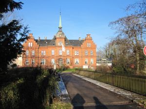 Schloß Schönhagen In unmittelbarer Nähe befindet sich die Kurklinik Schloß Schönhagen. Den Aufenthalt eines Kranken aus dem Ankerplatz zu begleiten ist füßläüfig möglich.