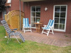 Südterrasse kompl. mit Möbeln und Sonnenschirm ausgestattet