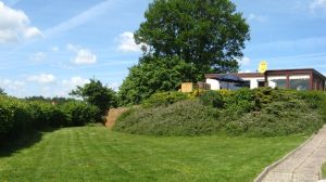 Haus und Grundstück Das Haus liegt erhöht und bietet von daher einen tollen Blick auf das Meer. Großes Grundstück mit Hecke und komplette Umzäunung. "Wuffi" soll ja drin bleiben. ;-)