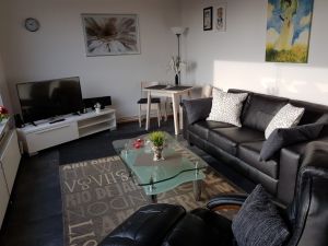 Wohnzimmer Gemütliches Wohnzimmer mit Blick durch das Panoramafenster direkt auf das Meer. Im Sitzen!