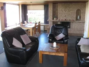 Das Wohnzimmer mit Esstisch und Kamin. Die Küche befindet sich auch dort.