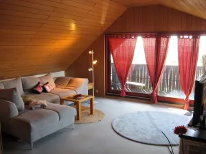 Zweites Wohnzimmer im Dachgeschoss mit 100% Kuschelfaktor. Ein Flachbild-TV und eine Musikanlage runden alles ab. Auch gibt es hier oben eine Toilette. Direkter Zugang auf die große Sonnen-Terrasse mit traumhaftem Meerblick, der Sie umhauen wird. Hier will man nicht mehr weg.: -)