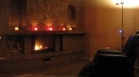 Kamin Im grossen Wohnzimmer, ca. 50 qm, ist der Kamin nicht zu übersehen. Geniessen Sie kuschelige Abende. Ein grosser Esstisch und die rustikale Ledercouch bieten ausreichend Platz für 6 Personen mit Hund/en. Einen grossen Flachbild-TV und eine Musikanlage finden Sie hier natürlich auch. Die voll ausgestattete Küche befindet sich direkt am Wohnzimmer. Durch die grossen Panoramascheiben haben Sie einen permanenten Ostseeblick. Was will man mehr? - Bild 6: Top-Ferienhaus Ostsee Meersicht Hunde Nahe Grömitz