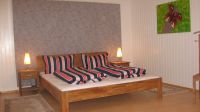Schlafzimmer Hier sehen Sie eines der 3 Schlafzimmer. 2 x mit 180er Betten, 1 x mit 140er Bett. 2 der Schlafzimmer haben Terrassenelemente. Sie kommen direkt auf die untere Terrasse und dem Garten. Wer hat das schon? Das Duschbad mit begehbarer grosser Dusche befindet sich im Mittelgeschoss. Ein weiteres WC finden Sie in der Lounge. - Bild 9: Top-Ferienhaus Ostsee Meersicht Hunde Nahe Grömitz