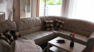 Couch Das Wohnzimmer mit gemütlicher Couch, Kamin, Flachbild-TV, DVD-Player und Musikanlage bietet alles was man braucht. Von hier kommen Sie direkt zur grossen Terrasse.