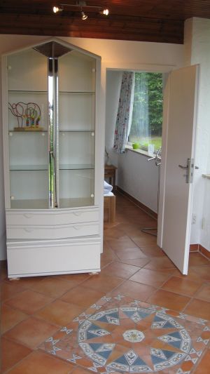 Eingangsbereich Hier der Eingangsbereich über den Sie ins kleine Schlafzimmer gelangen und in den Flur zum Wohnzimmer und ins Duschbad. Bedenken Sie bitte, wenn Sie mit mehreren Personen Urlaub machen möchten, dass das Haus nur über ein Duschbad verfügt.