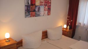 Schlafzimmer Hier sehen Sie eines der beiden Schlafzimmer mit den grossen Betten. Das Haus hat insgesamt 3 Schlafzimmer. 2 x mit 180er Doppelbetten im Souterrain und 1 x in der Paterre mit einem 140er Bett. Es ist also Platz für maximal 6 Personen. Bedenken Sie dann aber, dass nur 1 Duschbad zur Verfügung steht.